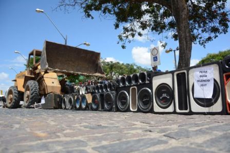 Centenas de caixas de som apreendidas pela Prefeitura são destruídas