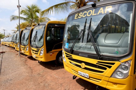 Estado entrega nove ônibus escolares para prefeituras baianas