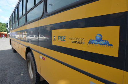 Prefeitura assina termo de adesão e Alagoinhas recebe novos veículos escolares