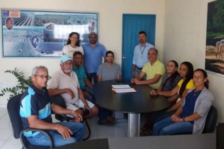 Prefeitura de Barreiras e produtores rurais formalizam contratos para fornecimento de itens para merenda escolar