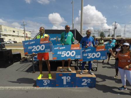 Corrida de rua reúne centenas de pessoas