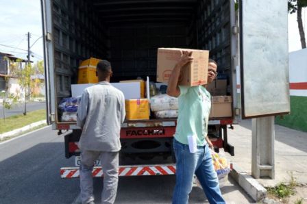 Força-tarefa da Seduc distribuiu cinco toneladas de alimentos da merenda escolar