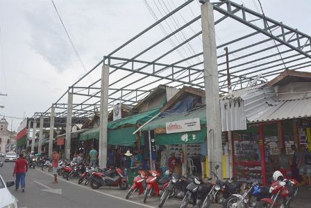 Reforma do telhado do Feiraguai será retomada na próxima semana