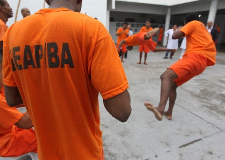 Conjunto penal de Lauro de Freitas utiliza capoeira para ressocialização