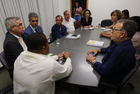 Reunião define rumos finais para conclusão das obras do teatro do Centro de Convenções de Feira