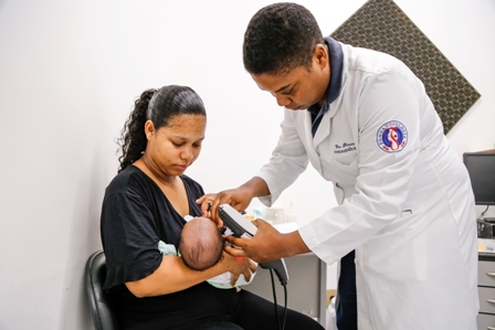 Teste da orelhinha é implantado na rede municipal de saúde em Lauro de Freitas