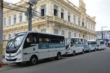 Colbert entrega quatro micro-ônibus para transporte de pacientes que fazem tratamento em outras cidades