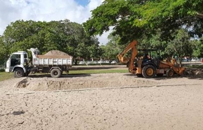 Prefeitura disponibiliza areia nova para parquinho do Centro de Educação Básica da UEFS