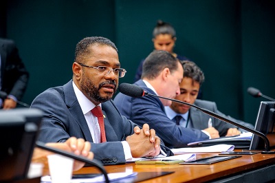 Comissão aprova projeto que torna opcional pagamento de couvert artístico em bares e restaurantes