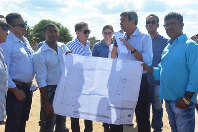 Colbert Filho dá ordem de serviço para a construção de uma Praça Esportiva em Jaíba