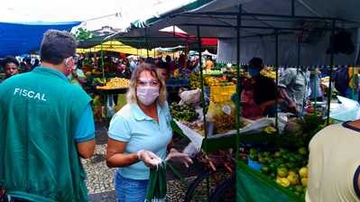 Máscaras e álcool em gel são distribuídos gratuitamente em Feira de Santana