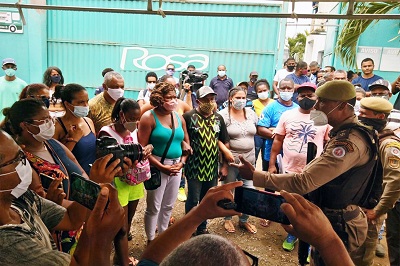 Justiça e a polícia tentam desbloquear garagem da empresa Rosa