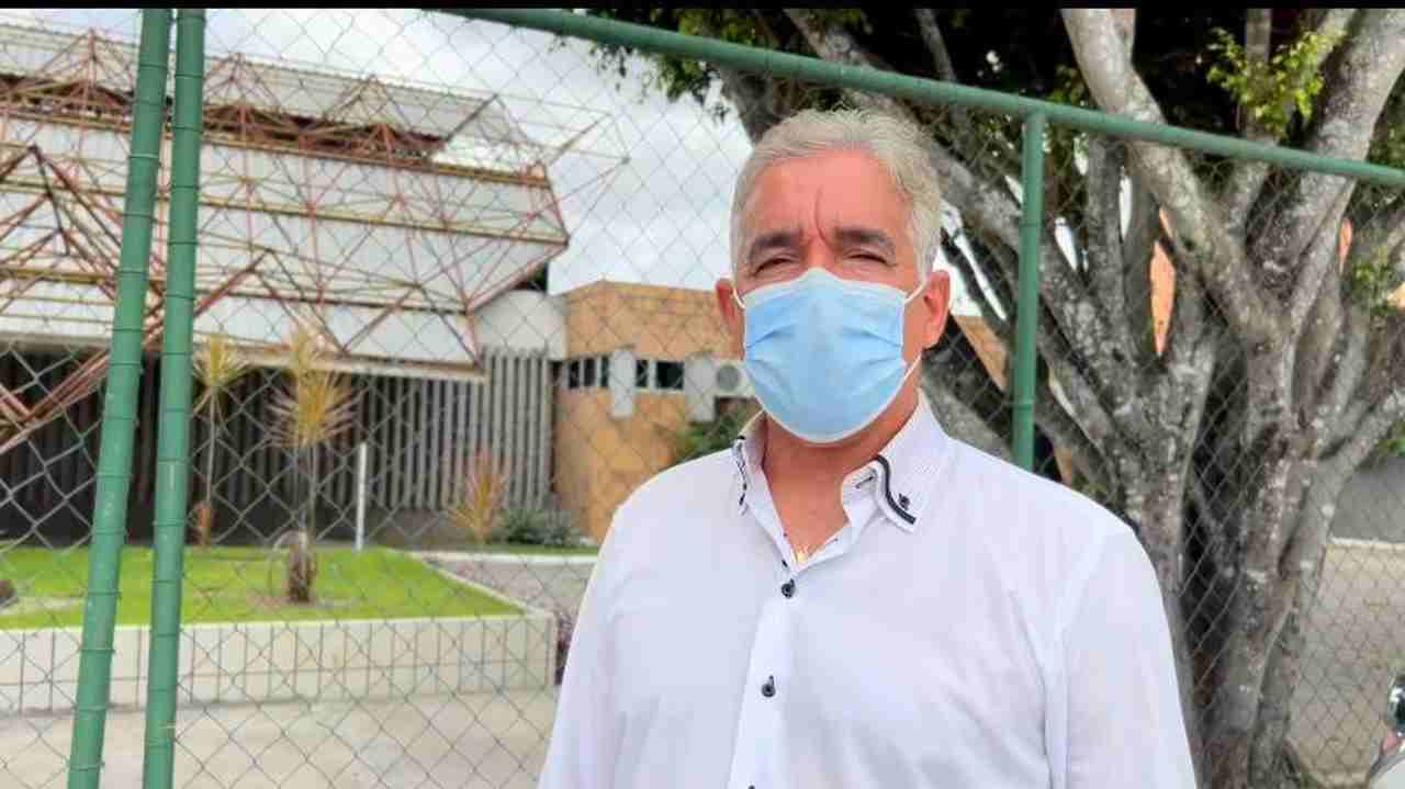 Zé Neto critica fechamento do Hospital de Campanha de Feira de Santana