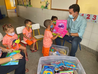Alagoinhas amplia incentivo à leitura com a entrega de Caixas Literárias nas creches municipais