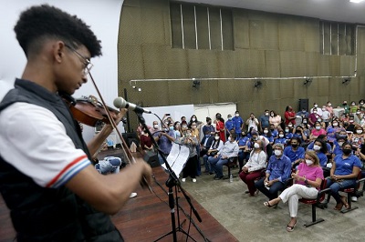 Governo do Estado entrega mais de R$ 550 milhões em editais e equipamentos para a Educação