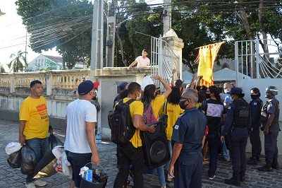 Manifestantes desocupam Paço Municipal