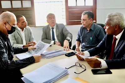 Zé Neto entrega projeto de reforma e requalificação da Praça do Tomba à Secretaria Municipal de Desenvolvimento Urbano
