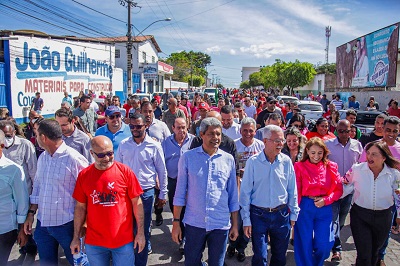 Que a esperança e o amor vençam o ódio, afirma Jerônimo Rodrigues na Festa do Divino, em Poções