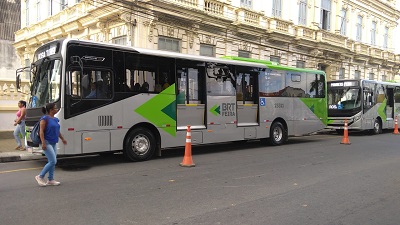 Prefeitura de Feira de Santana recebe ônibus 0KM da empresa Rosa foto Anderson Dias site Política In Rosa
