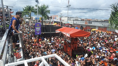 No primeiro arrastão da história da Micareta, Thiago Aquino atrai uma multidão