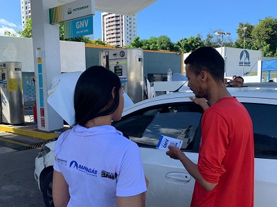 Sindicombustíveis Bahia e Bahiagás fazem ação com motoristas sobre segurança no consumo de GNV