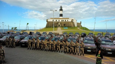 Governo entrega novas viaturas para a Polícia Militar e anuncia convocação de policiais da reserva