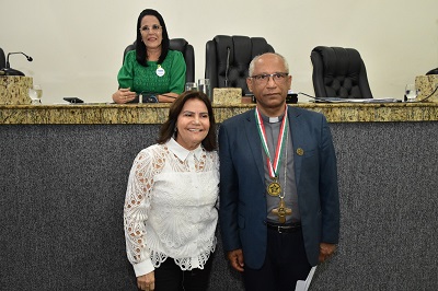 Dom Zanoni recebe a Comenda Maria Quitéria 'há um laço estreito que une a Igreja à Câmara'