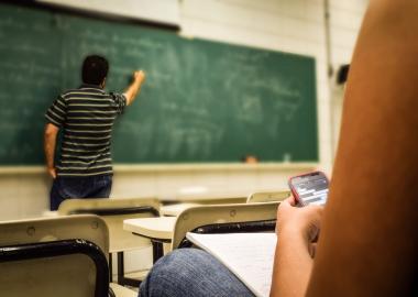 Ministério Público recomenda que município baiano proíba uso de celulares em salas de aula