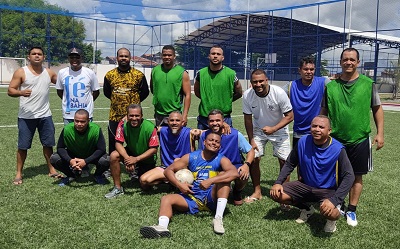 Clima de descontração marca as primeiras partidas de futebol dos servidores penais em campo sintético