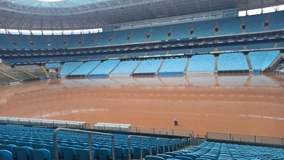 As enchentes em Porto Alegre deixaram o campo da Arena do Grêmio alagado