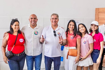 Ao lado do vice, familiares e apoiadores, Zé Neto vota confiante na vitória temos tudo pra vencer