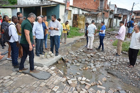 José Ronaldo autoriza recuperação de pavimentação no Bairro Caseb