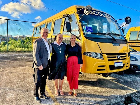 Irmã Rosa recebe ônibus por emenda de Zé Neto para transporte escolar do Dispensário Santana