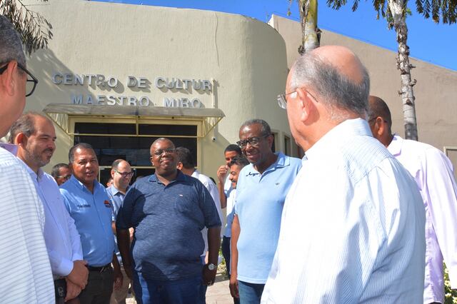 Prefeito autoriza conclusão da reforma do Maestro Miro