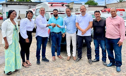 Zé Neto entrega ambulância à Prefeitura de Feira e reforça compromisso com a saúde do município