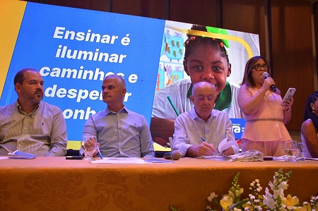 José Ronaldo assina termo de posse para 188 professores assumirem salas de aula imediatamente