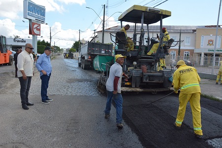 Prefeitura de Feira de Santana inicia banho de asfalto em ruas e avenidas