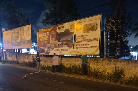 Secretaria realiza operação de retirada de outdoors irregulares em Feira de Santana
