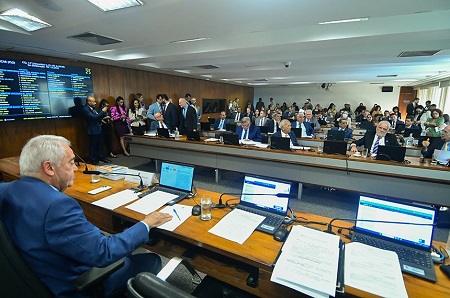 Comissão de Constituição e Justiça aprova fim da reeleição, mandatos de cinco anos e eleições unificadas