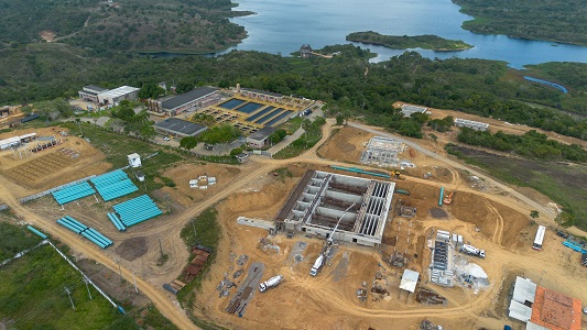 Vista aérea da obra de ampliação e da estação de tratamento atual