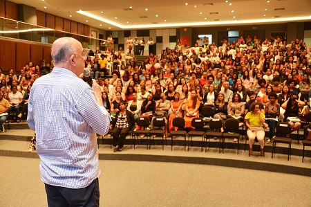 Mais de 450 cuidadores tomam posse para reforçar inclusão na rede municipal de ensino