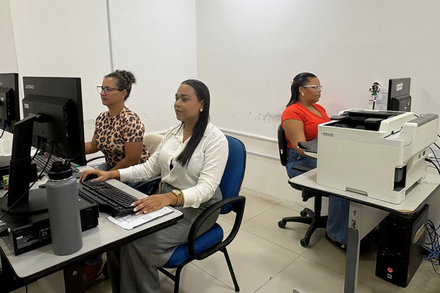 Feira de Santana amplia emissão de carteiras de identificação para pessoas com autismo, fibromialgia e anemia falciforme