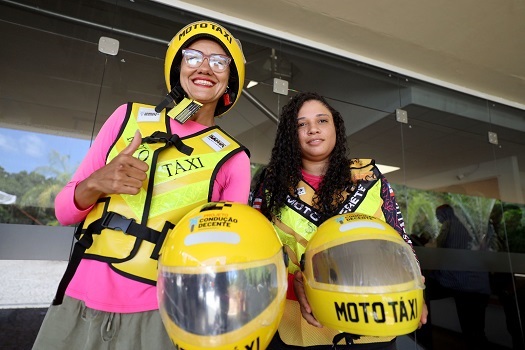 Governo certifica e entrega kits de segurança a motofretistas e mototaxistas de Feira de Santana